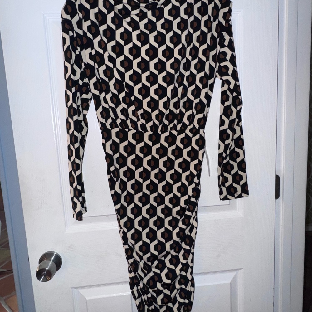 Chic Geometric Print Dress - Picture 2 of 5